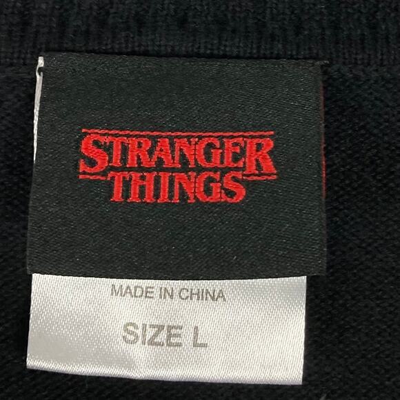 NWOT STRANGER THINGS Sweater L Black Graphic”Friends Don’t Lie”Cotton blend Knit - Picture 3 of 9